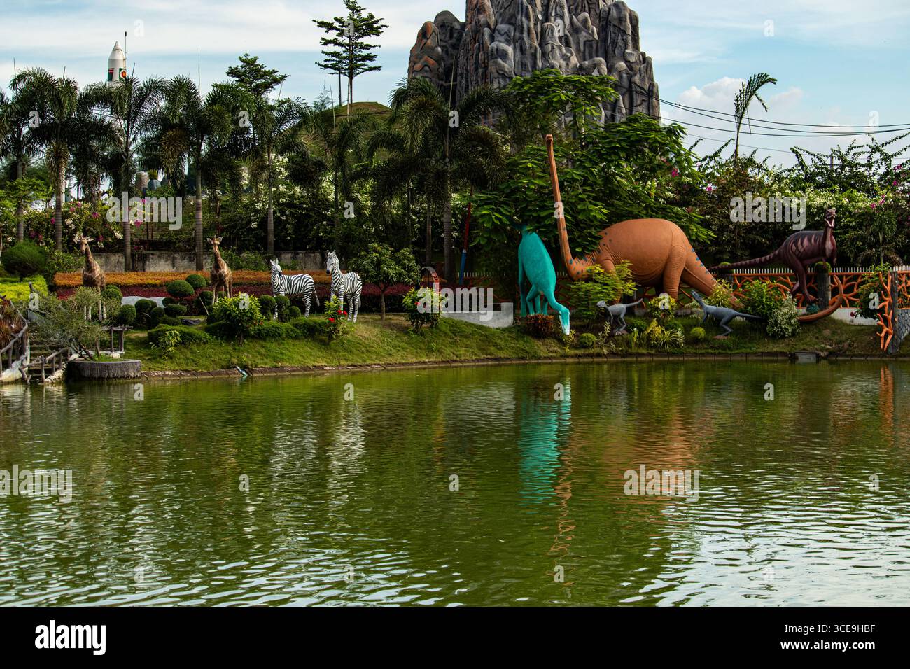 Wanderweg umgeben von grünem Dream Holiday Park Stockfoto