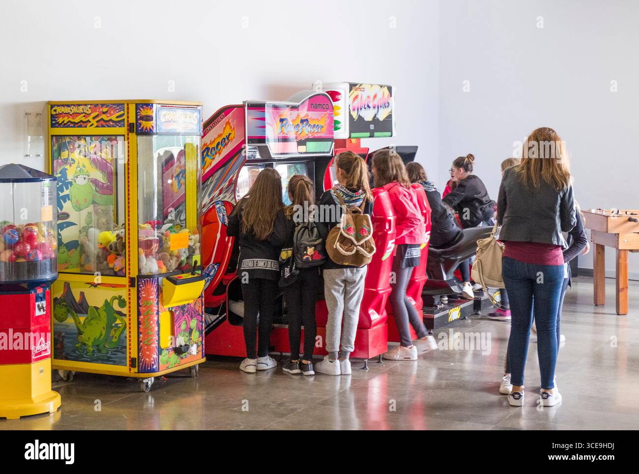 Jugendliche Mädchen, die an elektronischen Videospielen in der Raststätte an der Autobahn A2, São João de Negrilhos, Beja, Alentejo, Portugal, herumstehen Stockfoto
