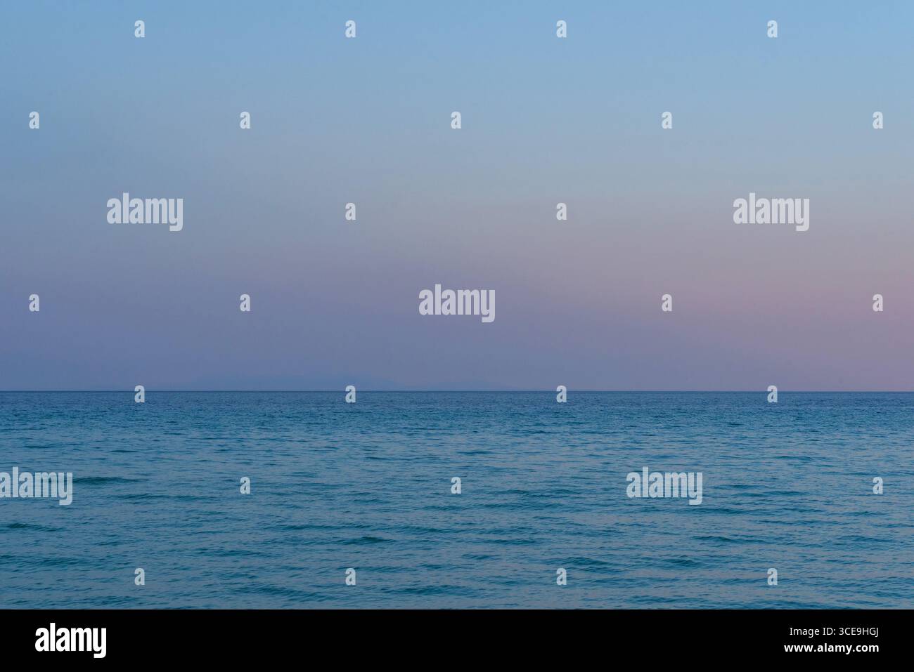 Offenes Meer unter blauem Dämmerungshimmel mit schwachem fernen Horizont Stockfoto