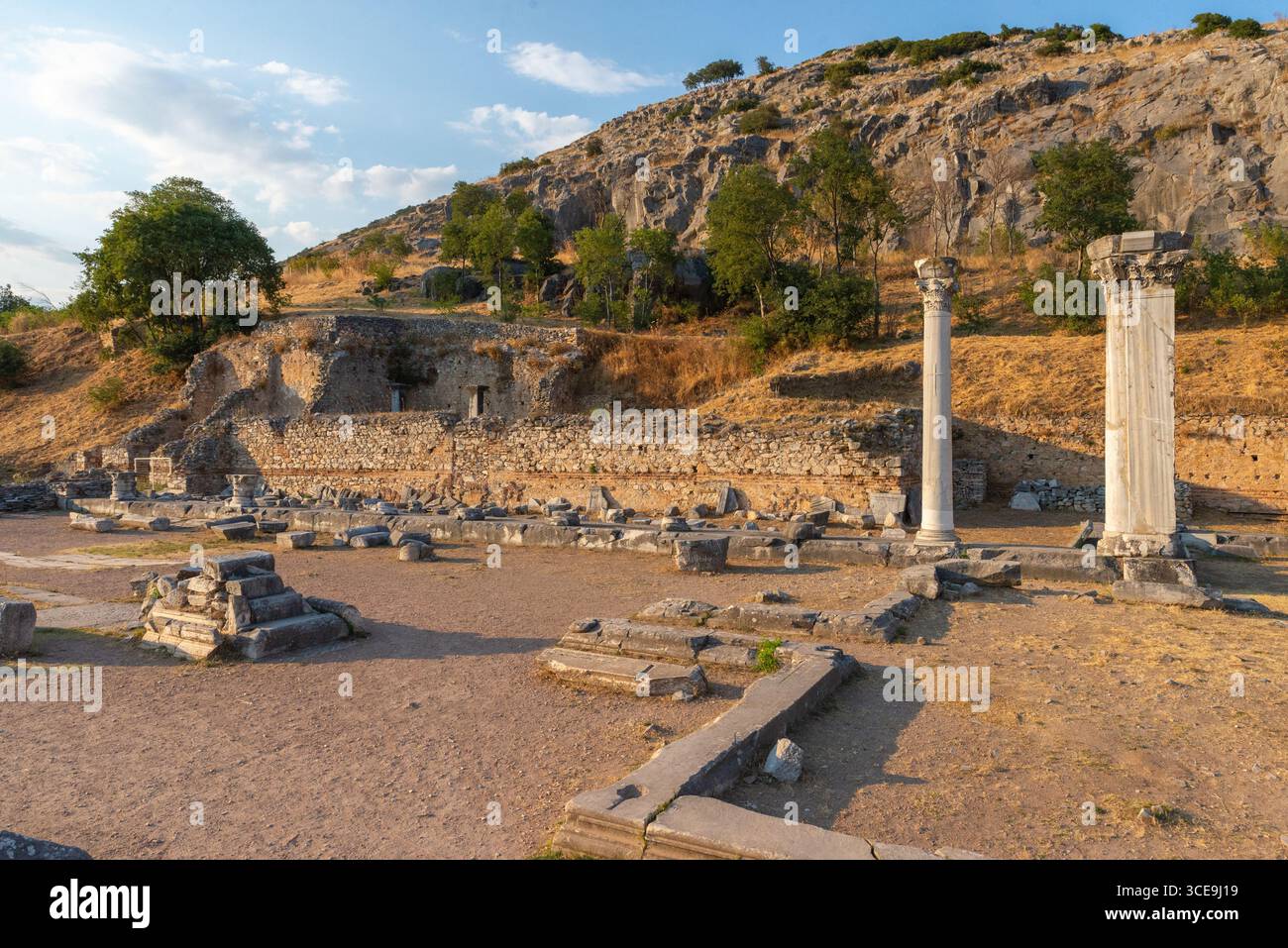Römisches Forum Ruinen von Philippi mit zwei stehenden Säulen und alten Mauern am Fuße des akropolis-Hügels Stockfoto