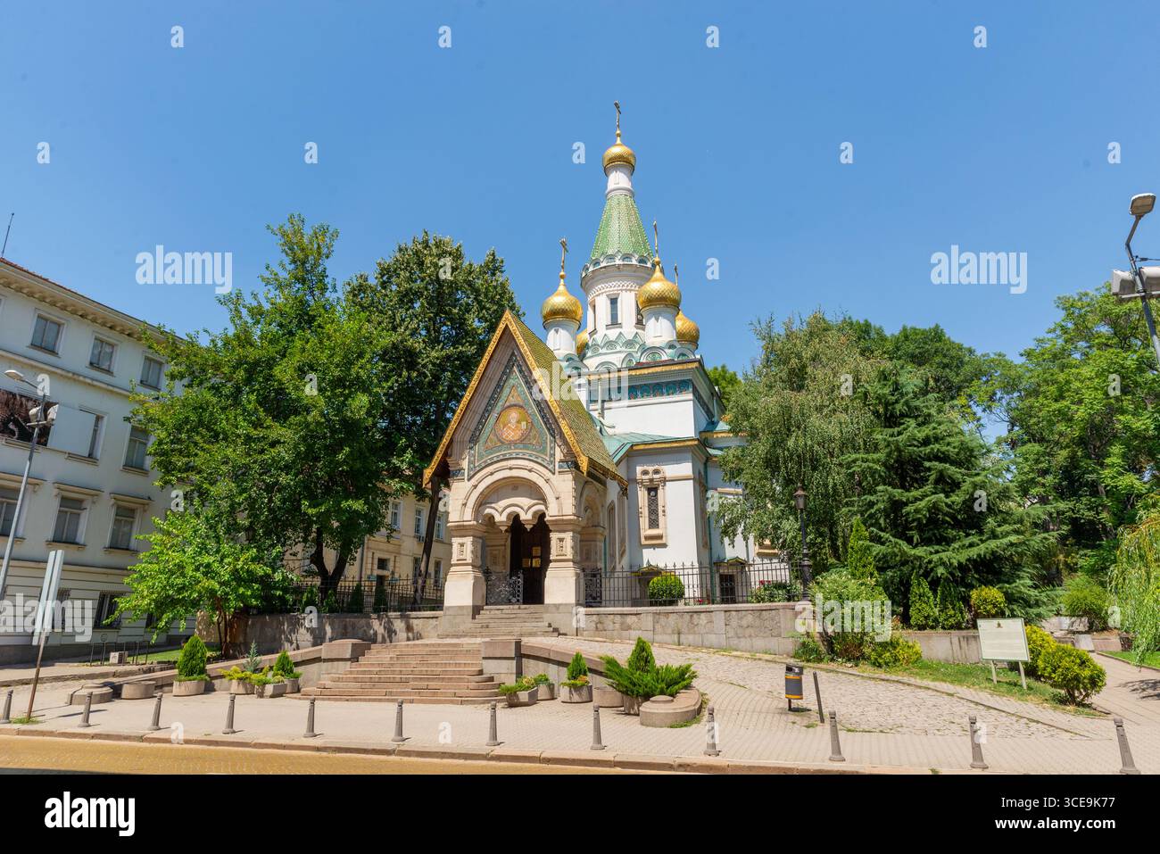 Russische Kirche des Heiligen Nikolaus des Wundermachers in Sofia, Bulgarien, mit grünen und goldenen Zwiebelkuppeln an einem sonnigen Tag Stockfoto