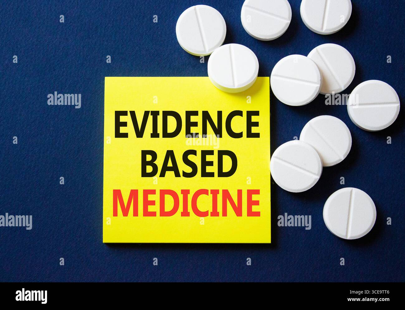 Evidence Based Medicine Symbol. Konzeptwort Evidenzbasierte Medizin auf gelber Note. Wunderschöner tiefblauer Hintergrund mit Pillen. Medizin und Evidenz Stockfoto