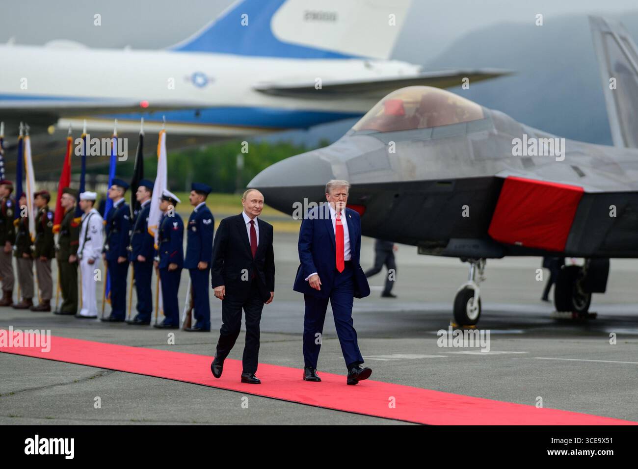US-Präsident Donald J. Trump geht an der Seite des russischen Präsidenten Wladimir Putin auf dem roten Teppich auf der Joint Base Elmendorf–Richardson in Anchorage, Alaska, während ihres Gipfels am Freitag, den 15. August 2025. Im Mittelpunkt des Treffens standen Verhandlungen zur Beendigung des Krieges in der Ukraine. Bild mit freundlicher Genehmigung des Weißen Hauses. Stockfoto