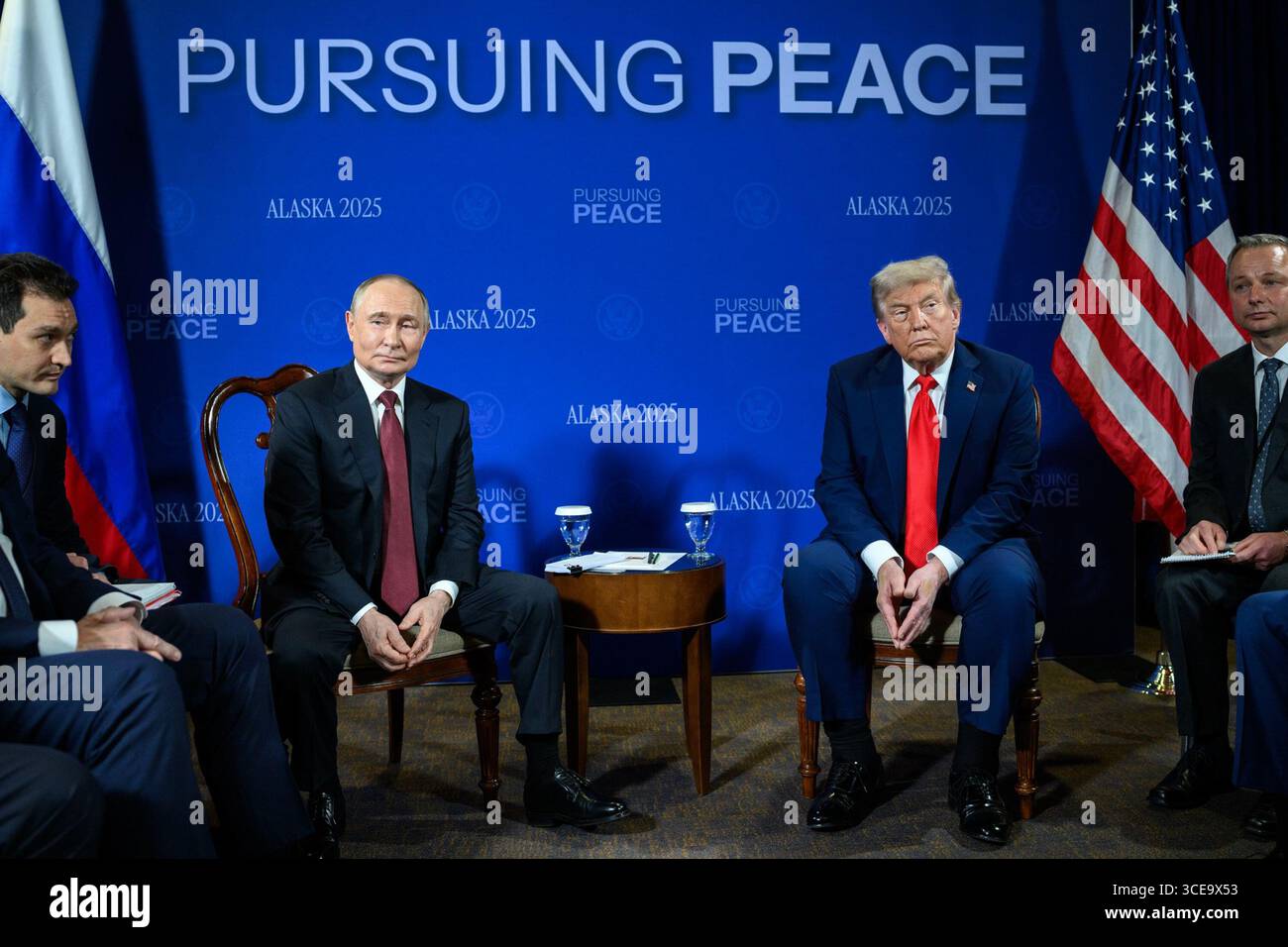 Präsident Donald J. Trump trifft sich mit dem russischen Präsidenten Wladimir Putin während bilateraler Gespräche auf dem Friedensgipfel in Alaska 2025. Die Staats- und Regierungschefs führten Gespräche über internationale Diplomatie, Sicherheit und globale Zusammenarbeit. Bild mit freundlicher Genehmigung des Weißen Hauses. Stockfoto