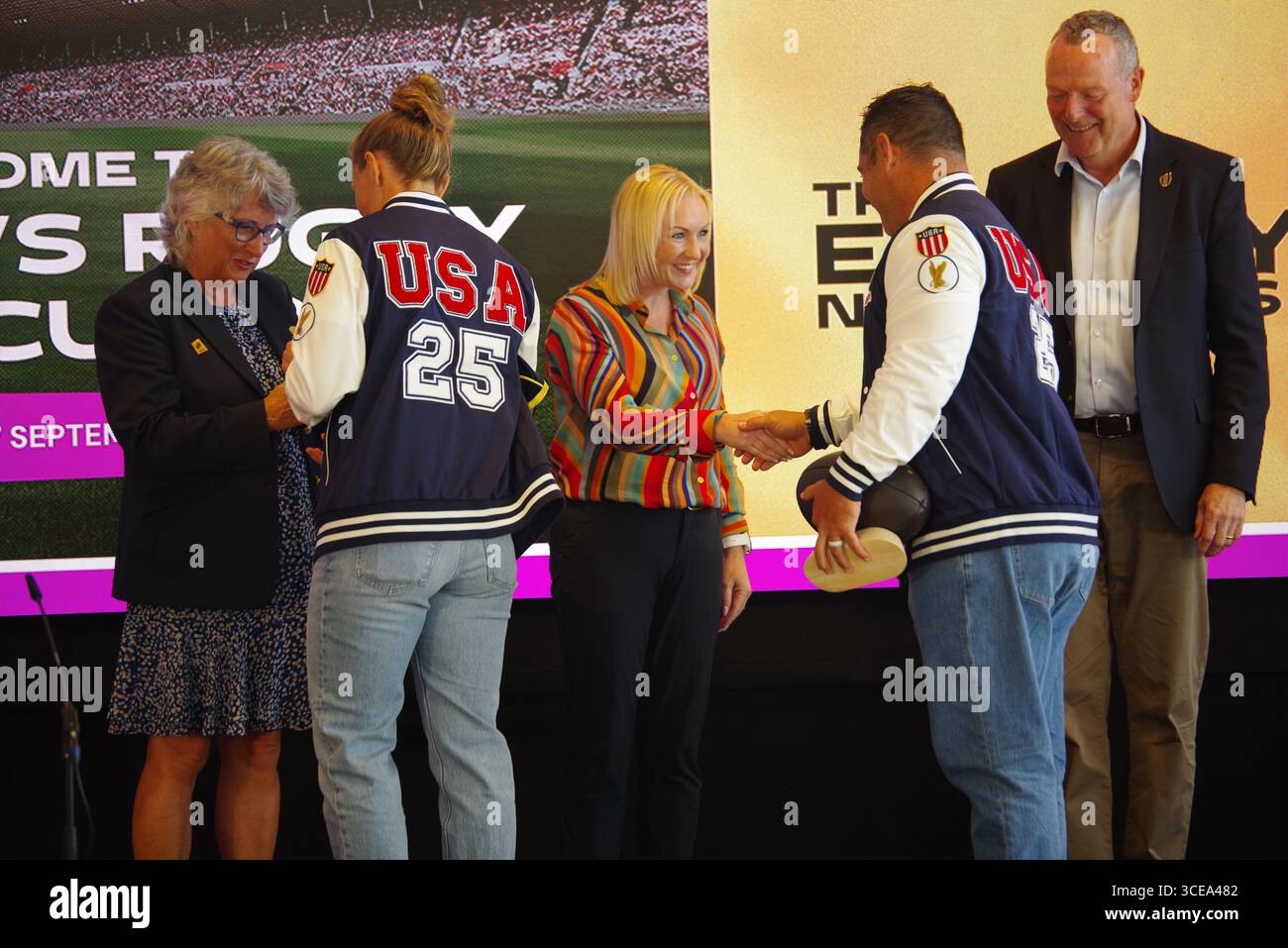 Sunderland, England, 16. August 2025. US-Kapitän Kate Zackary und Cheftrainer Sione Fukofuka schütteln sich die Hände mit Deborah Griffin OBE und Stadtrat Beth Jones. Ebenfalls auf der Bühne steht der World Rugby Representative Jonathon Webb beim Welcome Event des Women's Rugby World Teams im Sunderland City Hall. Quelle: Colin Edwards/Alamy Live News Stockfoto