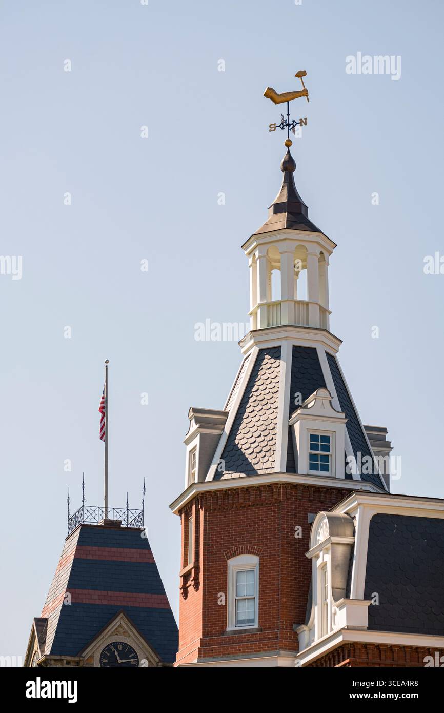 Markante arm und Hammer weathervane auf der Washburn Geschäfte Gebäude, Worcester Polytechnic Institute, Worcester, Worcester County, Massachusett Stockfoto