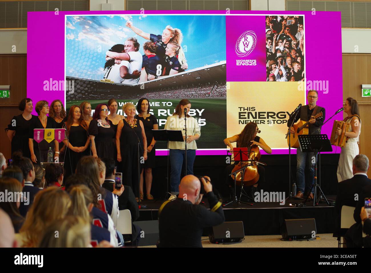 Sunderland, England, 16. August 2025. Gruppe Howay the Brille spielt ein eigens für die Frauen-WM-Mannschaft beauftragtes Lied im Sunderland City Hall. Quelle: Colin Edwards/Alamy Live News Stockfoto