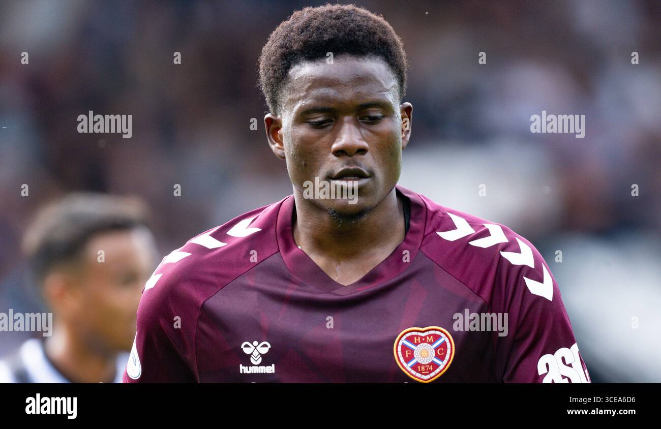 PAISLEY, SCHOTTLAND – 16. AUGUST: Hearts’ Pierre Landry Kabore in Aktion während eines Premier Sports Cup-Spiels zwischen St Mirren und Heart of Midlothian im SMiSA Stadium am 16. August 2025 in Paisley, Schottland. (Foto: Paul Byars / Alamy Live News) Stockfoto