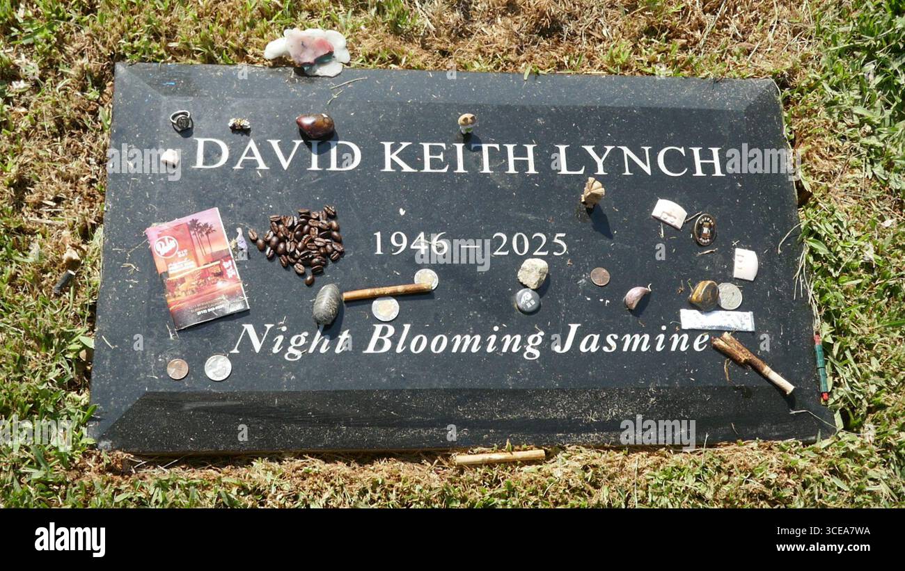 Los Angeles, Kalifornien, USA 15. August 2025 Regisseur David Lynch Grave auf dem Hollywood Forever Cemetery am 15. August 2025 in Los Angeles, Kalifornien, USA. Regisseur David Lynch starb am 16. Januar 2025. Seine Filme/Filme/TV-Serien umfassen Twin Peaks, Mullholland Drive, Blue Velvet, Eraserhead, Twin Peaks Fire Walk With Me, Dune, Lost Highway, The Elephant man, Inland Empire, wild im Herzen, die Fabelmans. Foto: Barry King/Alamy Stock Photo Stockfoto