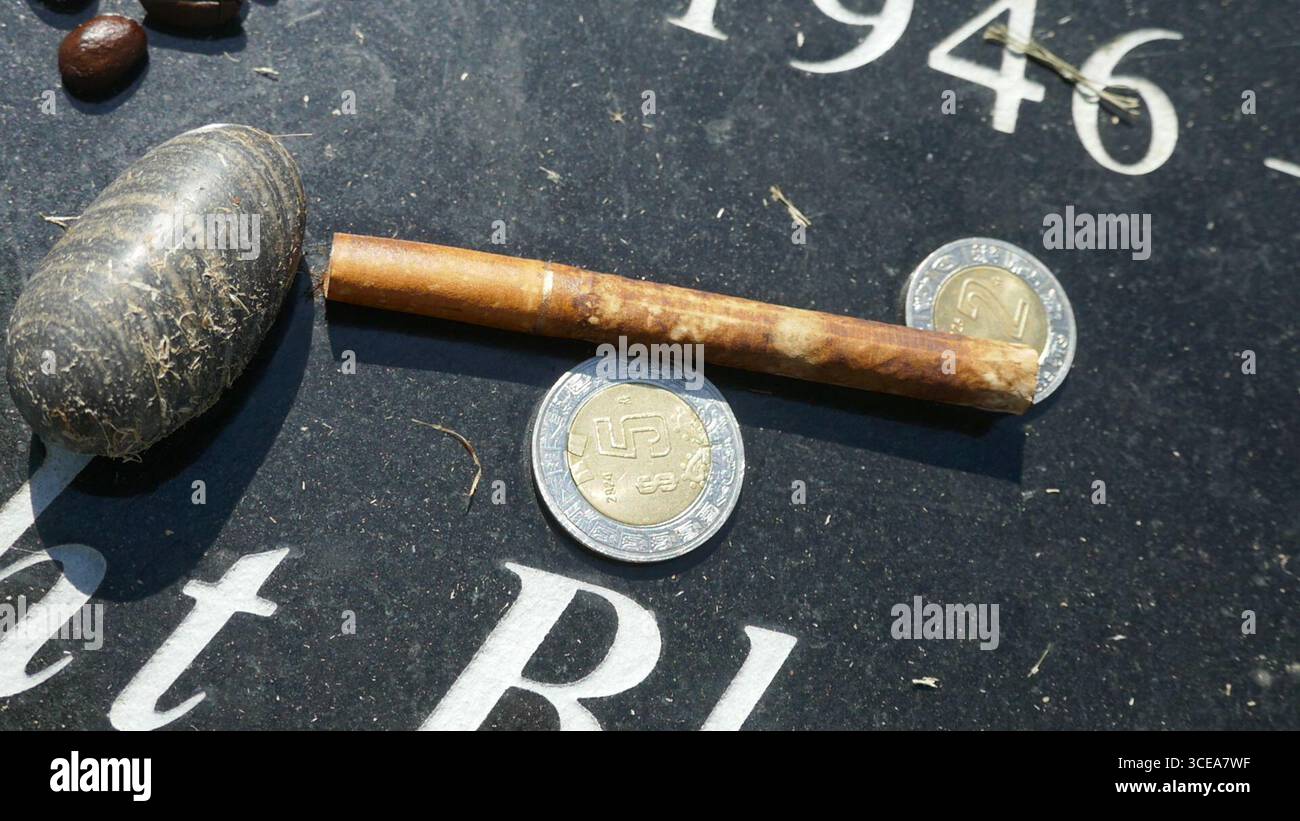 Los Angeles, Kalifornien, USA 15. August 2025 Regisseur David Lynch Grave auf dem Hollywood Forever Cemetery am 15. August 2025 in Los Angeles, Kalifornien, USA. Regisseur David Lynch starb am 16. Januar 2025. Seine Filme/Filme/TV-Serien umfassen Twin Peaks, Mullholland Drive, Blue Velvet, Eraserhead, Twin Peaks Fire Walk With Me, Dune, Lost Highway, The Elephant man, Inland Empire, wild im Herzen, die Fabelmans. Foto: Barry King/Alamy Stock Photo Stockfoto