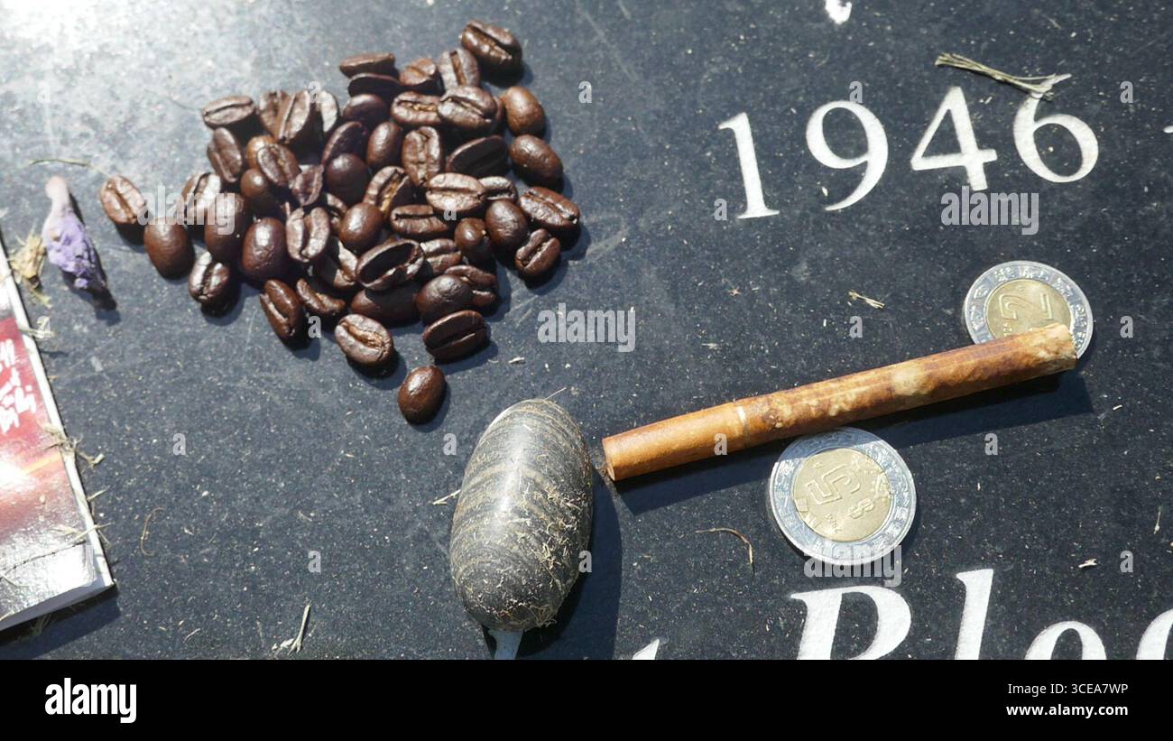 Los Angeles, Kalifornien, USA 15. August 2025 Regisseur David Lynch Grave auf dem Hollywood Forever Cemetery am 15. August 2025 in Los Angeles, Kalifornien, USA. Regisseur David Lynch starb am 16. Januar 2025. Seine Filme/Filme/TV-Serien umfassen Twin Peaks, Mullholland Drive, Blue Velvet, Eraserhead, Twin Peaks Fire Walk With Me, Dune, Lost Highway, The Elephant man, Inland Empire, wild im Herzen, die Fabelmans. Foto: Barry King/Alamy Stock Photo Stockfoto