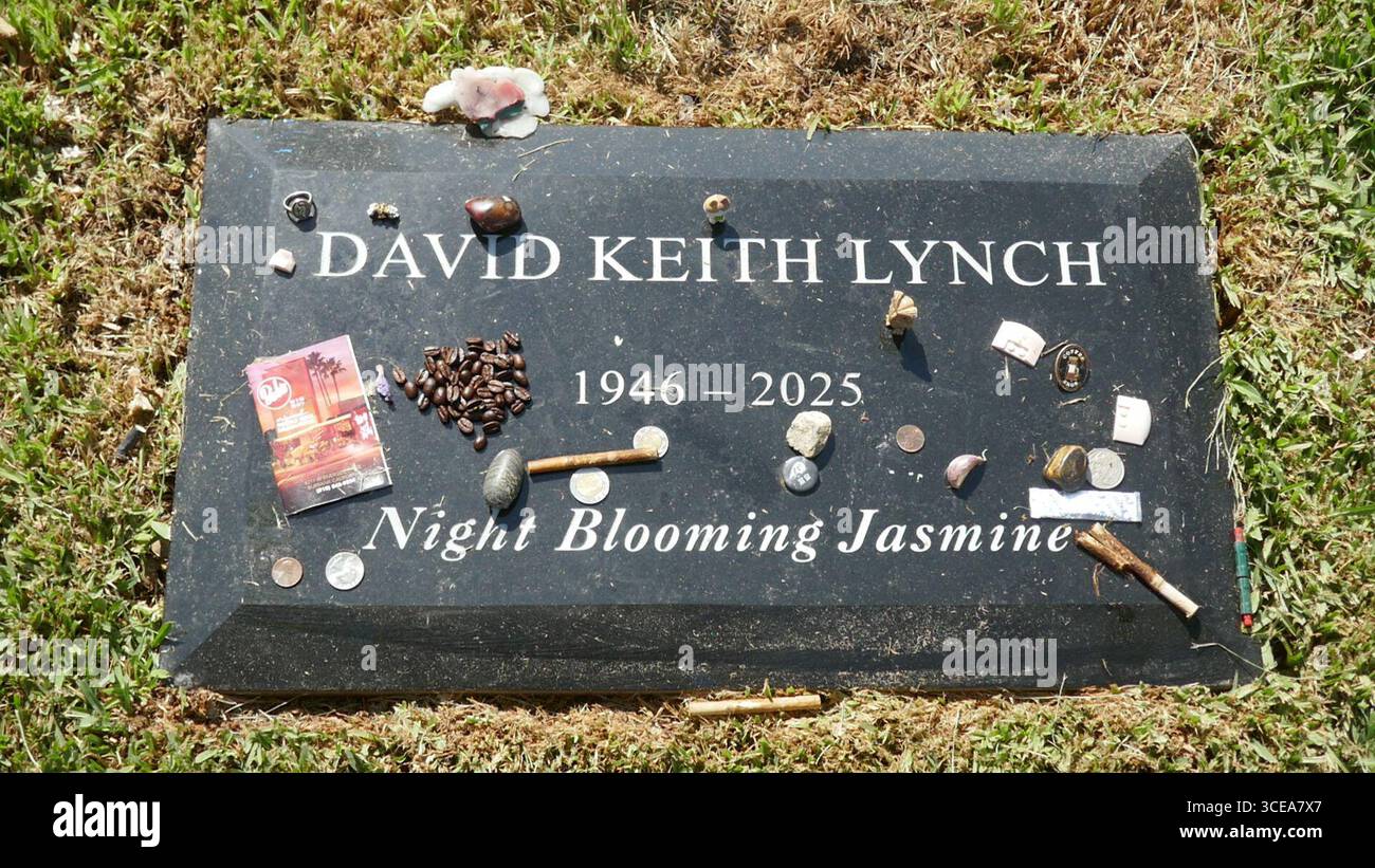 Los Angeles, Kalifornien, USA 15. August 2025 Regisseur David Lynch Grave auf dem Hollywood Forever Cemetery am 15. August 2025 in Los Angeles, Kalifornien, USA. Regisseur David Lynch starb am 16. Januar 2025. Seine Filme/Filme/TV-Serien umfassen Twin Peaks, Mullholland Drive, Blue Velvet, Eraserhead, Twin Peaks Fire Walk With Me, Dune, Lost Highway, The Elephant man, Inland Empire, wild im Herzen, die Fabelmans. Foto: Barry King/Alamy Stock Photo Stockfoto