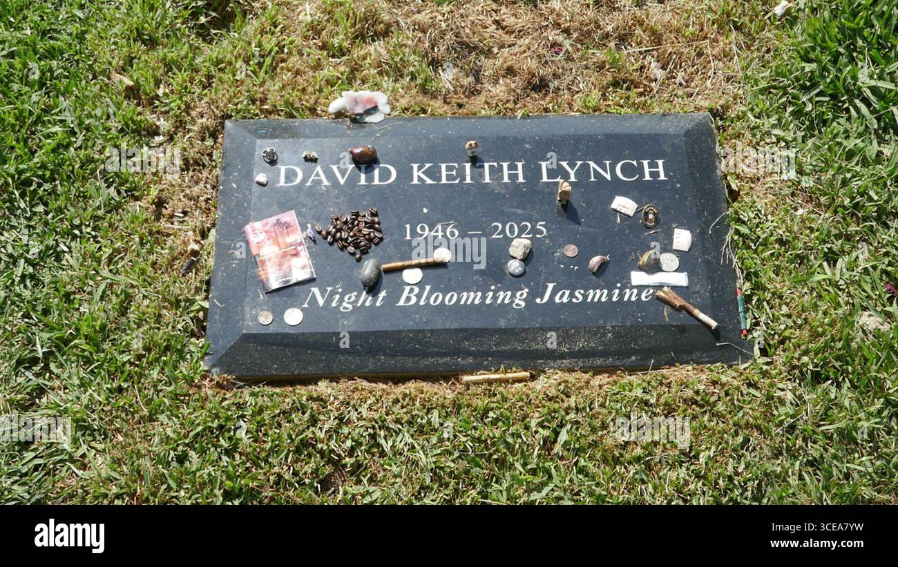 Los Angeles, Kalifornien, USA 15. August 2025 Regisseur David Lynch Grave auf dem Hollywood Forever Cemetery am 15. August 2025 in Los Angeles, Kalifornien, USA. Regisseur David Lynch starb am 16. Januar 2025. Seine Filme/Filme/TV-Serien umfassen Twin Peaks, Mullholland Drive, Blue Velvet, Eraserhead, Twin Peaks Fire Walk With Me, Dune, Lost Highway, The Elephant man, Inland Empire, wild im Herzen, die Fabelmans. Foto: Barry King/Alamy Stock Photo Stockfoto