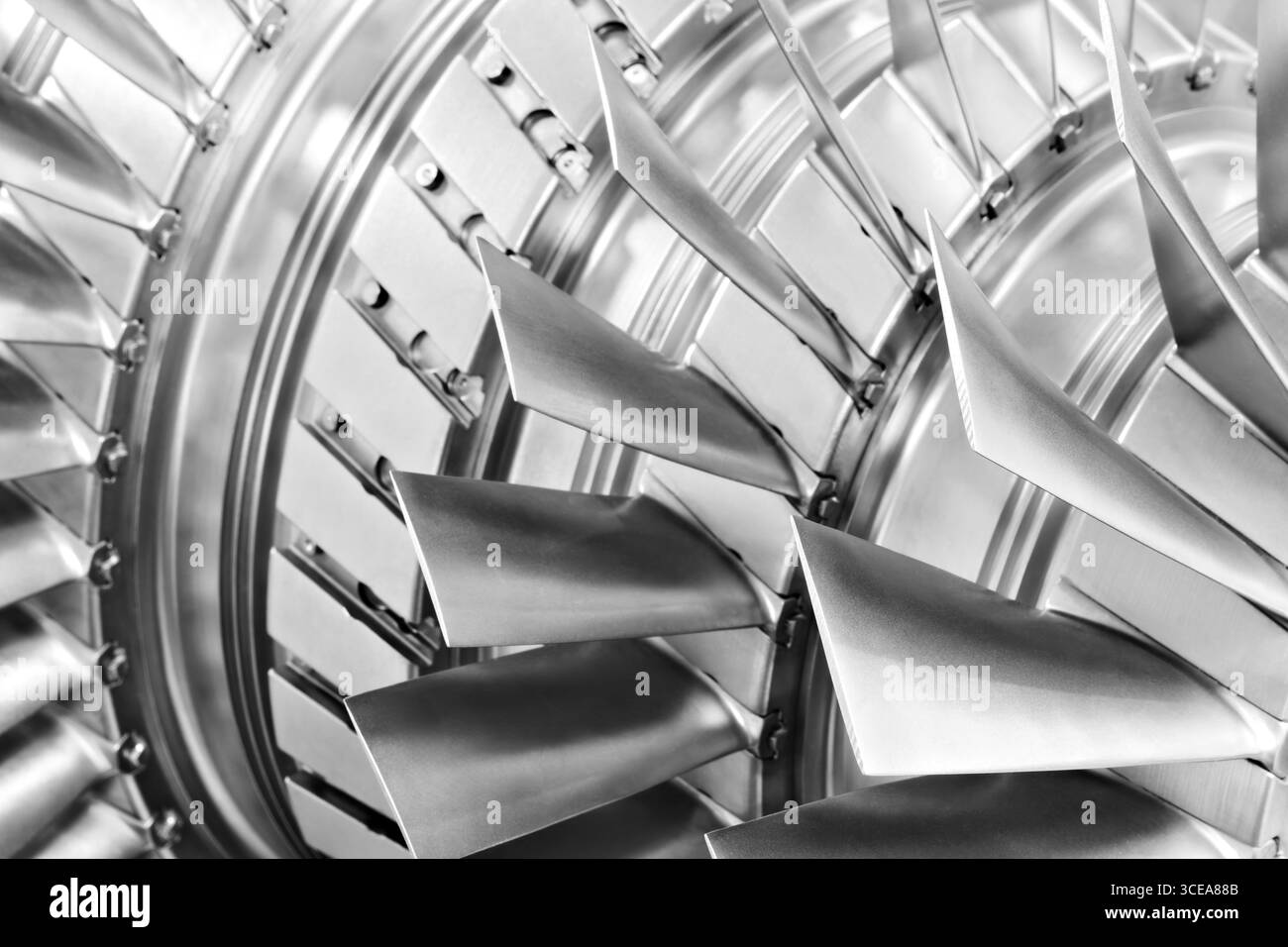 Große Metallturbine auf dem Tisch der programmierbaren CNC-Maschine für die industrielle Metallbearbeitung, Industriemaschinen-Konzept Stockfoto