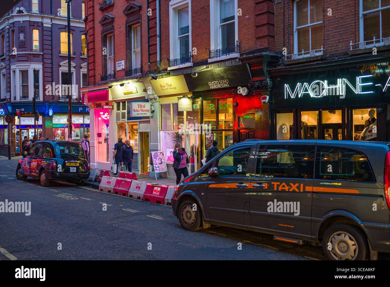 Geschäfte und Cafés entlang Brauerei Straße bei Nacht, Westminster, London, England, Vereinigtes Königreich Stockfoto