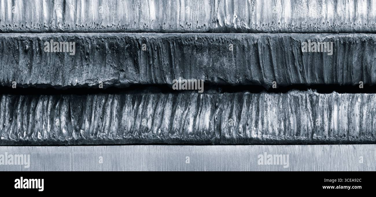 Stapel dicker Schwermetallplatten rostige, unebene Oberfläche nach Laserschneiden. Platten übereinander gestapelt, wodurch Tiefe und Textur des SENSE erzeugt werden. Szene ist Stockfoto