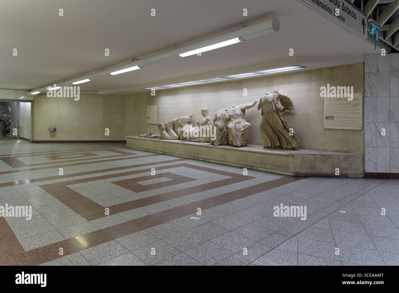 Antike griechische Skulpturen an der Metrostation Akropoli, Athen, Griechenland Stockfoto