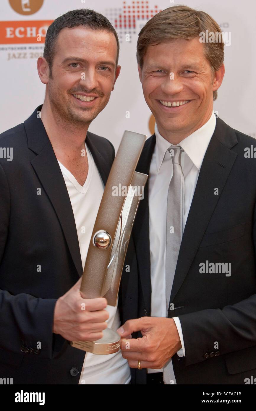 Preisträger Till Brönner Newcomer des Jahres National - in der Kulisse der Gläsernen Manufaktur von Volkswagen in Dresden fand am 17.06.2011 die Preisverleihung des ECHO Jazz 2011 statt. Der ECHO Jazz wird regulär in 31 Kategorien vom Bundesverband der Musikindustrie e.V. vergeben. Der Mitteldeutsche Rundfunk überträgt die Show am 18. Juni 2011 ab 23:00 Uhr. Der Radiosender MDR Figaro sendet am 20. Juni 2011 ab 20:05 Uhr. Kultur, Event *** Preisträger bis Brönner Newcomer of the Year National die ECHO Jazz 2011 Preisverleihung fand im Rahmen der Volkswagen Transparent Factory in statt Stockfoto