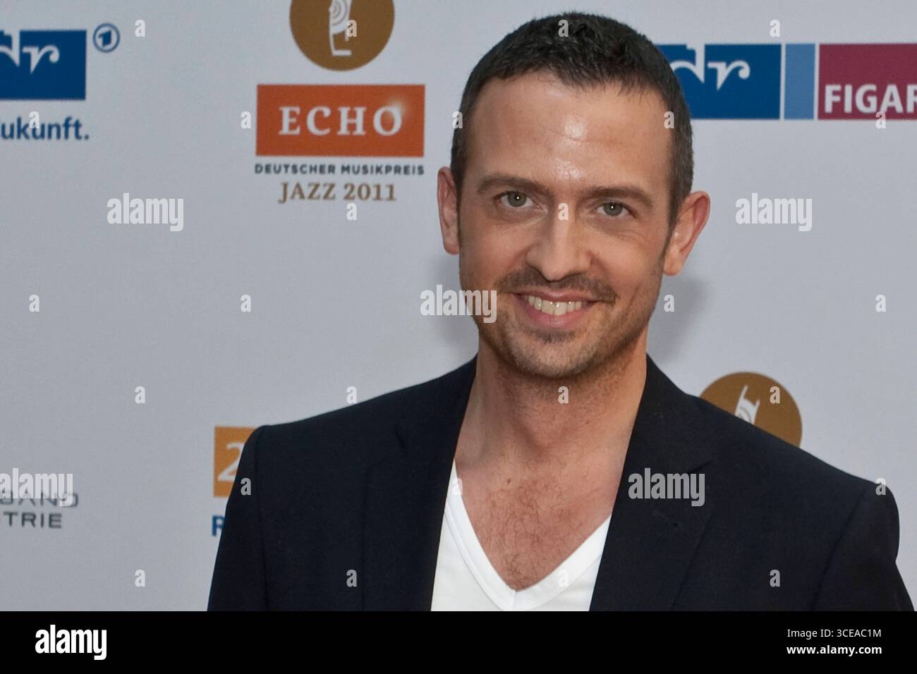 Preisträger Till Brönner Newcomer des Jahres National - in der Kulisse der Gläsernen Manufaktur von Volkswagen in Dresden fand am 17.06.2011 die Preisverleihung des ECHO Jazz 2011 statt. Der ECHO Jazz wird regulär in 31 Kategorien vom Bundesverband der Musikindustrie e.V. vergeben. Der Mitteldeutsche Rundfunk überträgt die Show am 18. Juni 2011 ab 23:00 Uhr. Der Radiosender MDR Figaro sendet am 20. Juni 2011 ab 20:05 Uhr. Kultur, Event *** Preisträger bis Brönner Newcomer of the Year National die ECHO Jazz 2011 Preisverleihung fand im Rahmen der Volkswagen Transparent Factory in statt Stockfoto