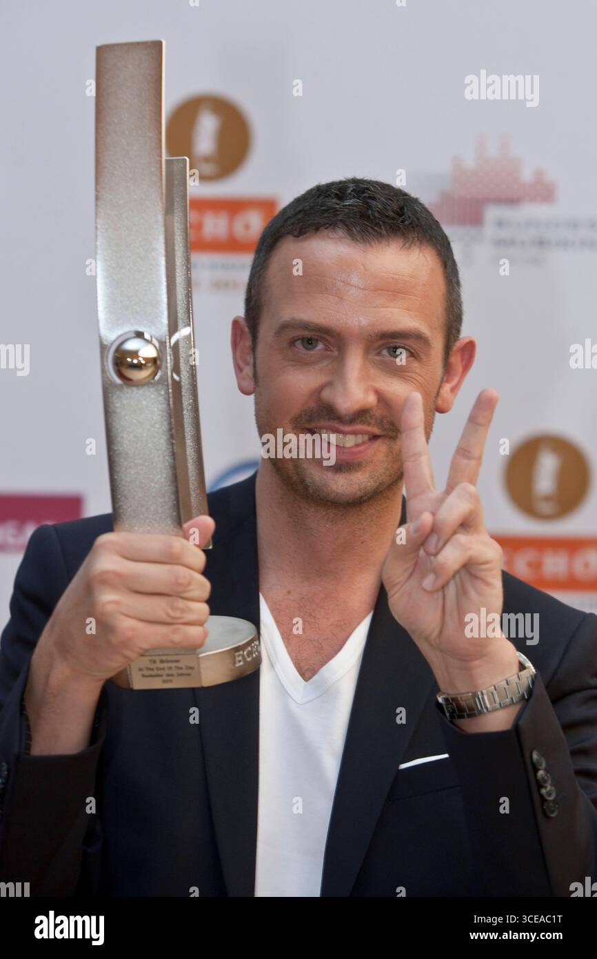 Preisträger Till Brönner Newcomer des Jahres National - in der Kulisse der Gläsernen Manufaktur von Volkswagen in Dresden fand am 17.06.2011 die Preisverleihung des ECHO Jazz 2011 statt. Der ECHO Jazz wird regulär in 31 Kategorien vom Bundesverband der Musikindustrie e.V. vergeben. Der Mitteldeutsche Rundfunk überträgt die Show am 18. Juni 2011 ab 23:00 Uhr. Der Radiosender MDR Figaro sendet am 20. Juni 2011 ab 20:05 Uhr. Kultur, Event *** Preisträger bis Brönner Newcomer of the Year National die ECHO Jazz 2011 Preisverleihung fand im Rahmen der Volkswagen Transparent Factory in statt Stockfoto