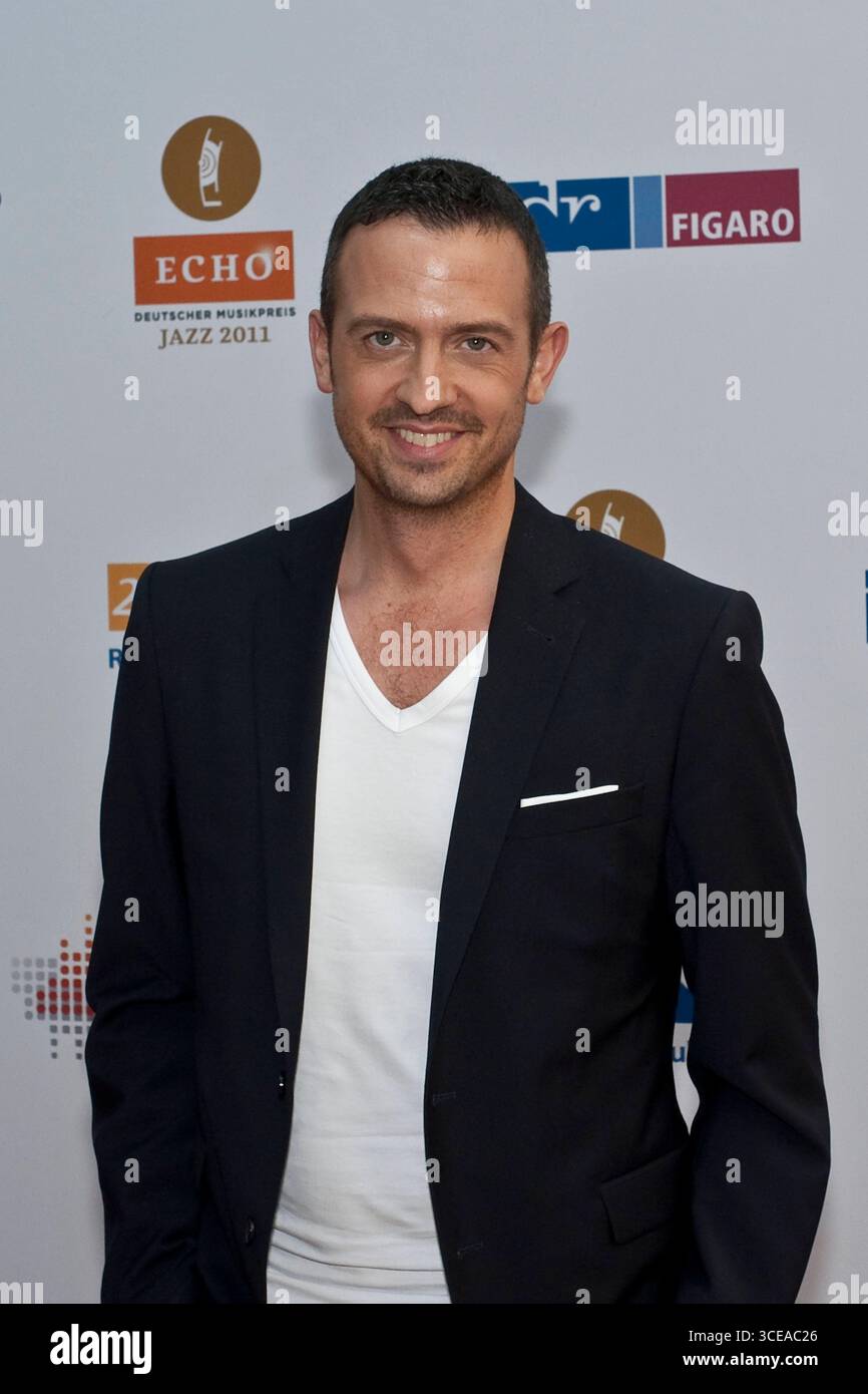 Preisträger Till Brönner Newcomer des Jahres National - in der Kulisse der Gläsernen Manufaktur von Volkswagen in Dresden fand am 17.06.2011 die Preisverleihung des ECHO Jazz 2011 statt. Der ECHO Jazz wird regulär in 31 Kategorien vom Bundesverband der Musikindustrie e.V. vergeben. Der Mitteldeutsche Rundfunk überträgt die Show am 18. Juni 2011 ab 23:00 Uhr. Der Radiosender MDR Figaro sendet am 20. Juni 2011 ab 20:05 Uhr. Kultur, Event *** Preisträger bis Brönner Newcomer of the Year National die ECHO Jazz 2011 Preisverleihung fand im Rahmen der Volkswagen Transparent Factory in statt Stockfoto