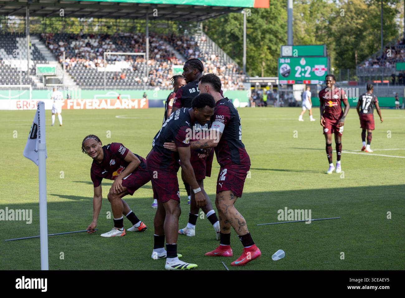 SV Sandhausen gegen RB Leipzig (DFB-Pokal, 1. Runde)***Leipzig jubelt über die 3:2-Führung während Gegenstände aus dem Sandhäuser Fanblock auf den Pla Stockfoto