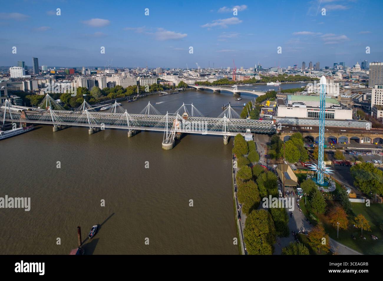 Blick auf die Themse und die Hungerford Brücke und Golden Jubilee Bridges von der Coca-Cola London Eye, Lambeth, London, England, Vereinigtes Königreich gesehen Stockfoto