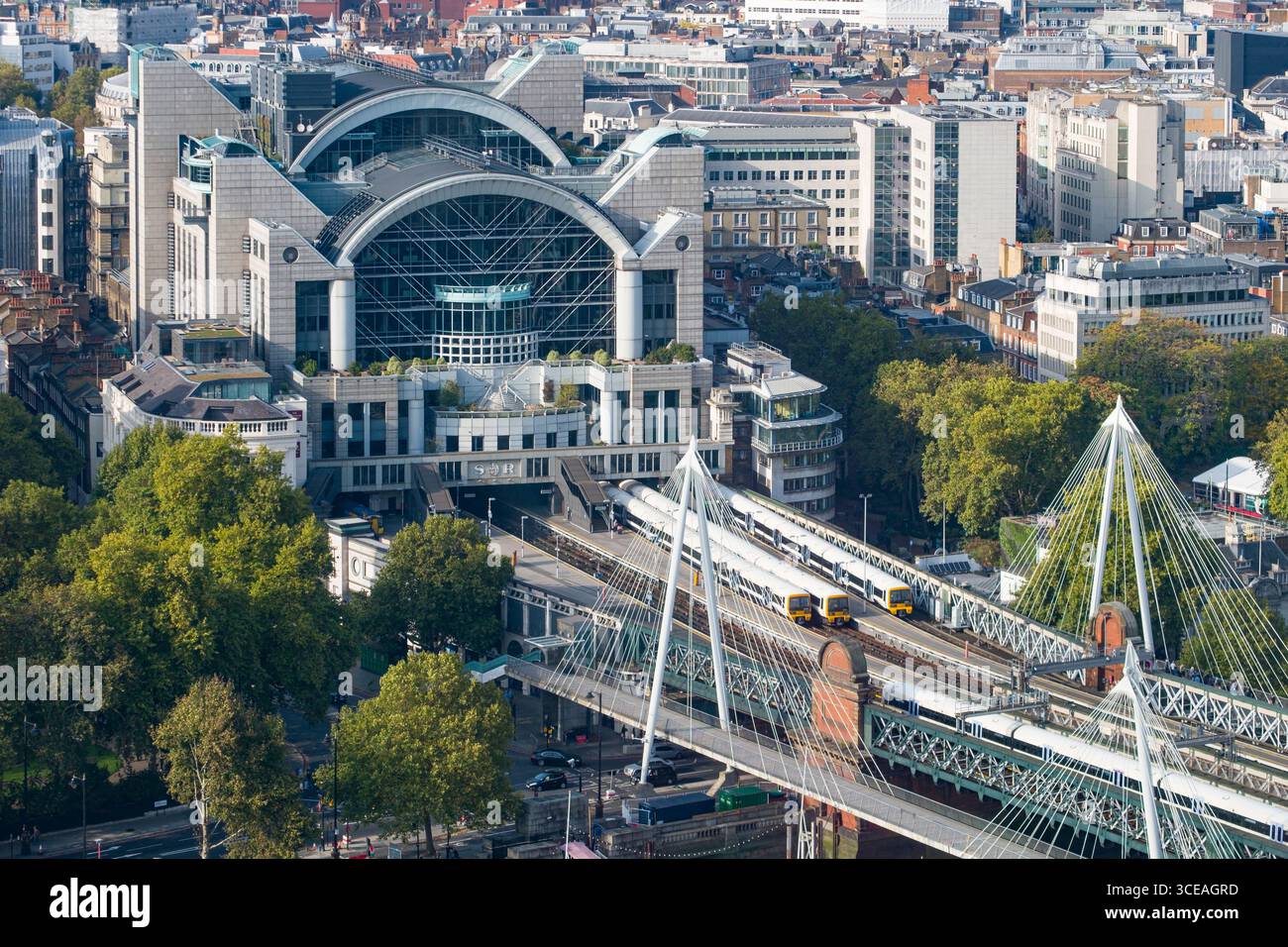 Luftaufnahme Charing Cross Station und der Hungerford Bridge und Golden Jubilee Bridges von der Coca-Cola London Eye, Lambeth, London, England, U Stockfoto