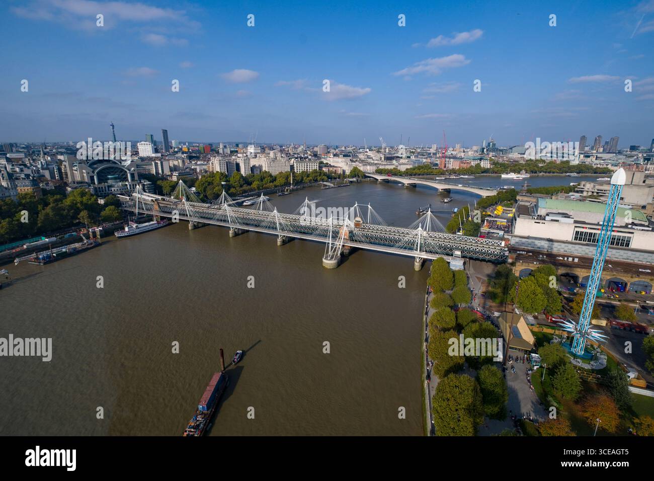 Blick auf die Themse und die Hungerford Brücke und Golden Jubilee Bridges von der Coca-Cola London Eye, Lambeth, London, England, Vereinigtes Königreich gesehen Stockfoto