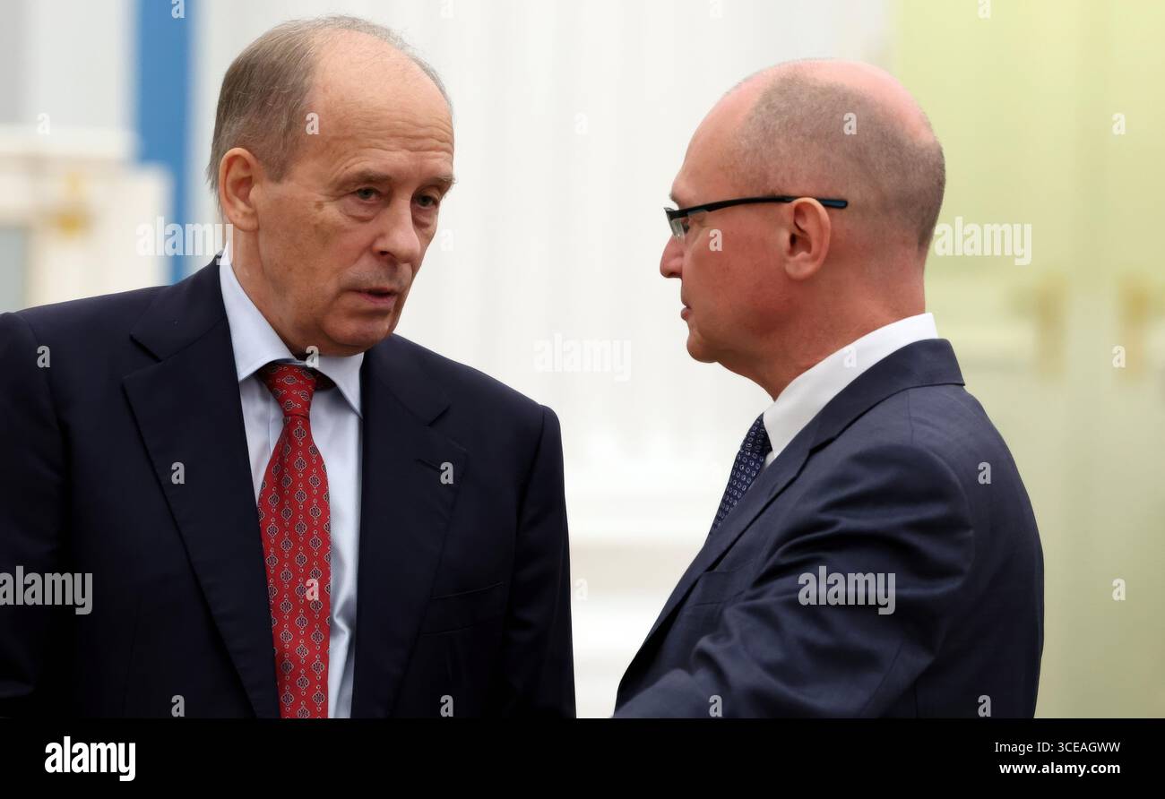 Moskau, Russland. August 2025. Alexander Bortnikow, der Chef des russischen Föderalen Sicherheitsdienstes, links, und der erste stellvertretende Stabschef des Präsidialbüros Sergej Kirijenko, rechts, sprechen vor einem Briefing nach dem Gipfeltreffen unter dem Vorsitz von Präsident Wladimir Putin im Kreml, 16. August 2025 in Moskau, Russland. Putin gelang es, keine Kompromisse gegen die Ukraine einzugehen, die als Sieg während des US-russischen Gipfels in Alaska angesehen wurde. Quelle: Vyacheslav Prokofyev/Kreml Pool/Alamy Live News Stockfoto