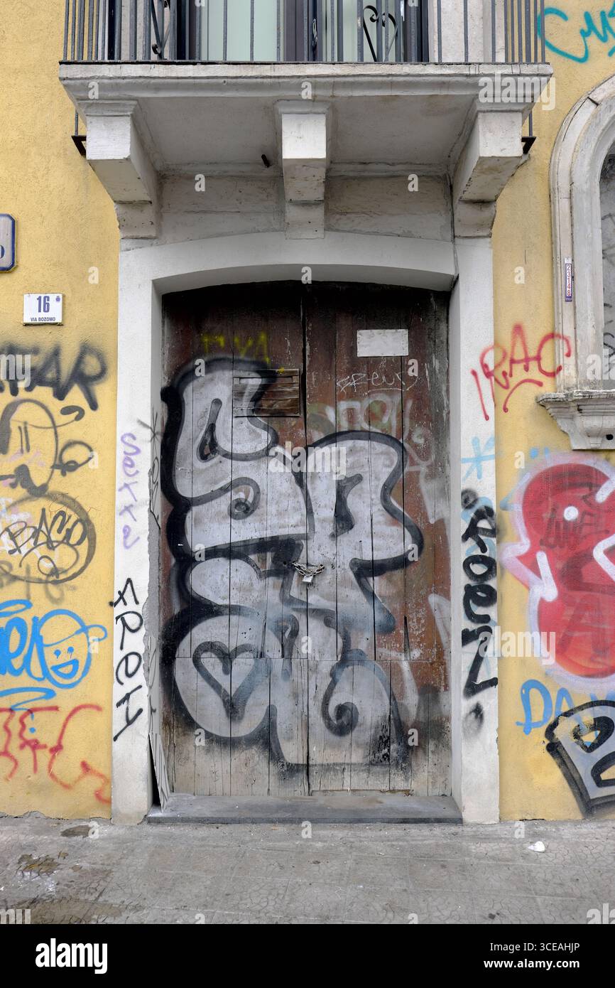 Alte Tür und Street Art im historischen Zentrum von Catania, Sizilien, Italien Stockfoto