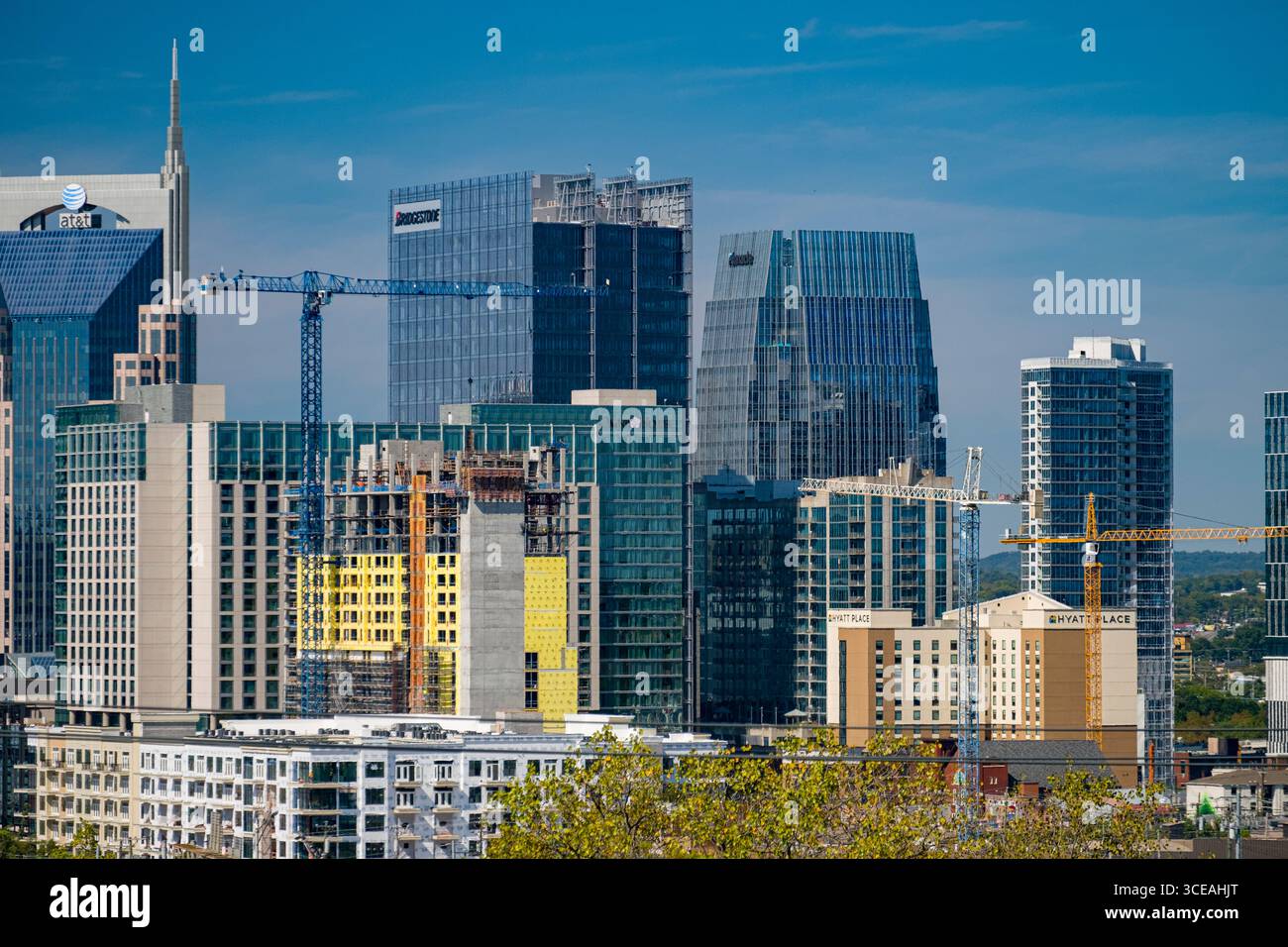 Baukräne und Hochhäusern der Innenstadt von Nashville aus Fort Negley Festung, Nashville, Davidson County, Tennessee, USA gesehen Stockfoto
