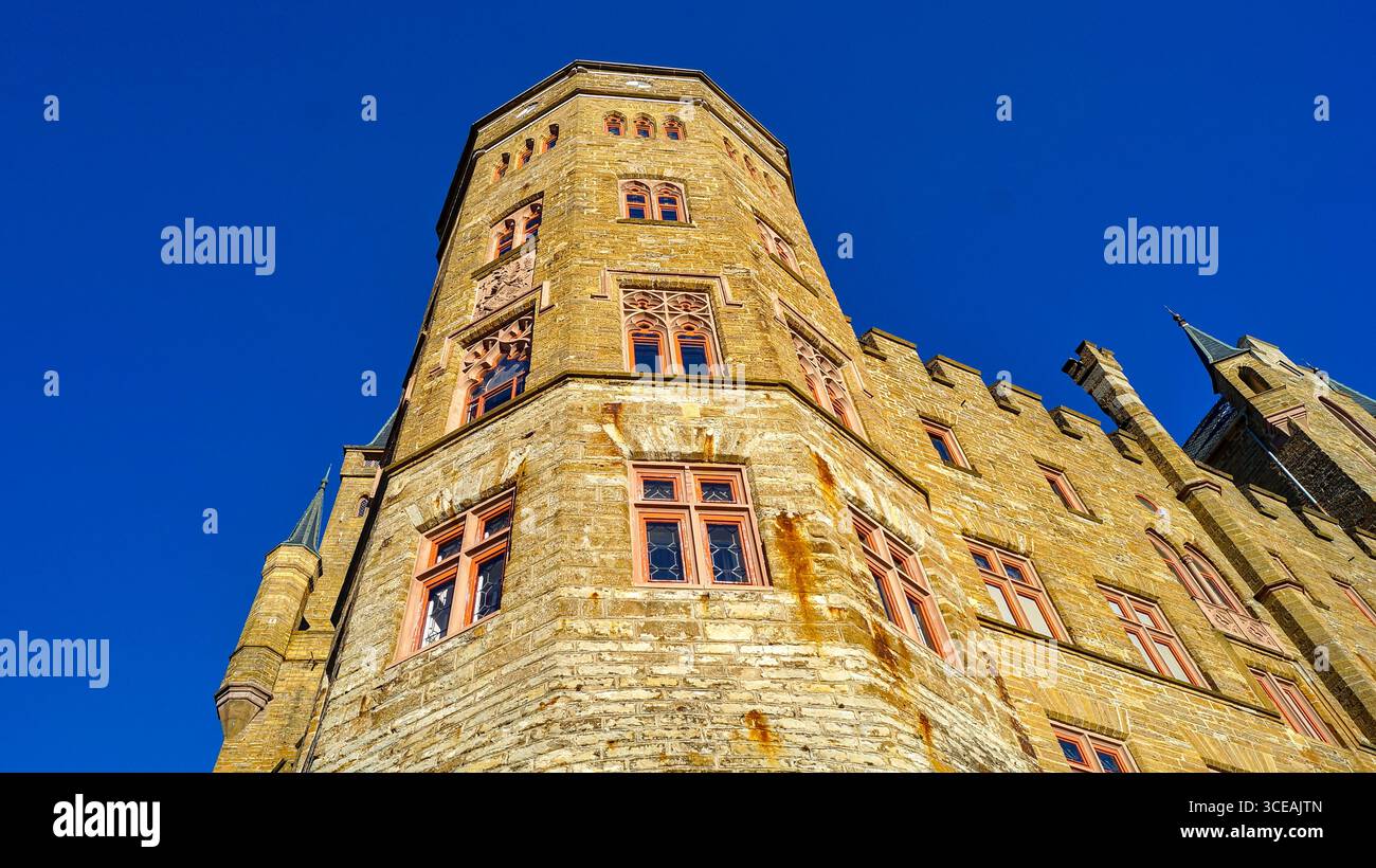 Turm der Burg Hohenzollern vor blauem Himmel – historische deutsche Festungsarchitektur Stockfoto