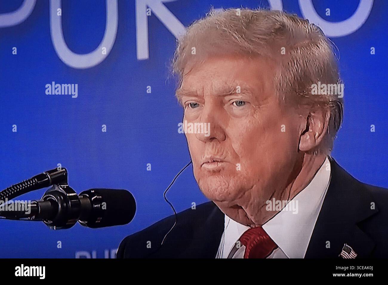Präsident Trump Porträt bei einer Pressekonferenz in Alaska mit Präsident Putin für den Friedensgipfel in der Ukraine 15. August 2025 USA Stockfoto