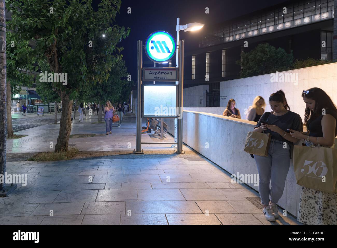 Nächtlicher Blick auf den Eingang der U-Bahn-Station Agios Dimitrios in Athen, Griechenland Stockfoto
