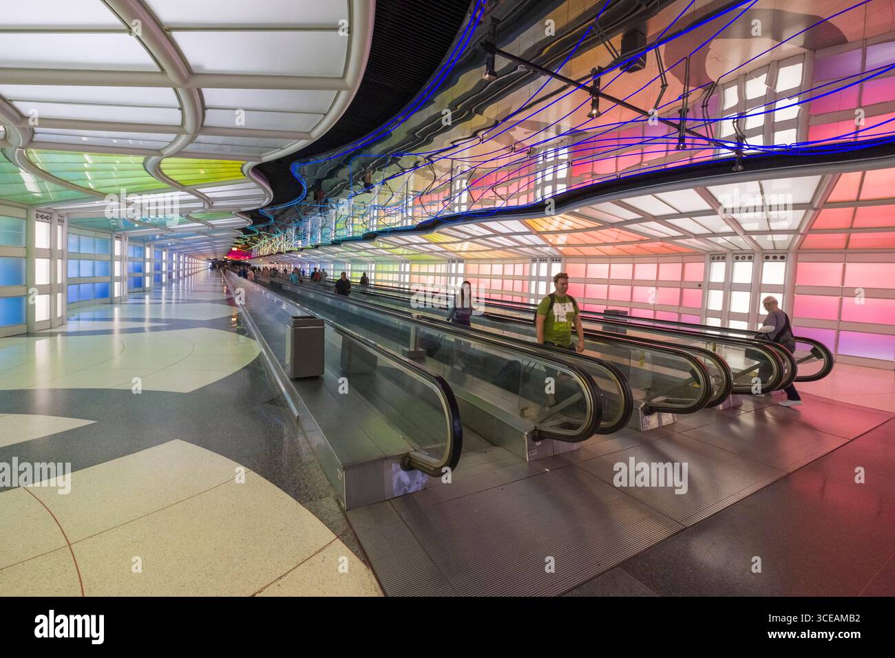 Passagiere zu Fuß im Tunnel beleuchtet mit einem Neon-Installation mit dem Titel Himmel liegt die Grenze (1987), die von der kanadischen Künstler Michael Hayden anschließen Concourse Stockfoto