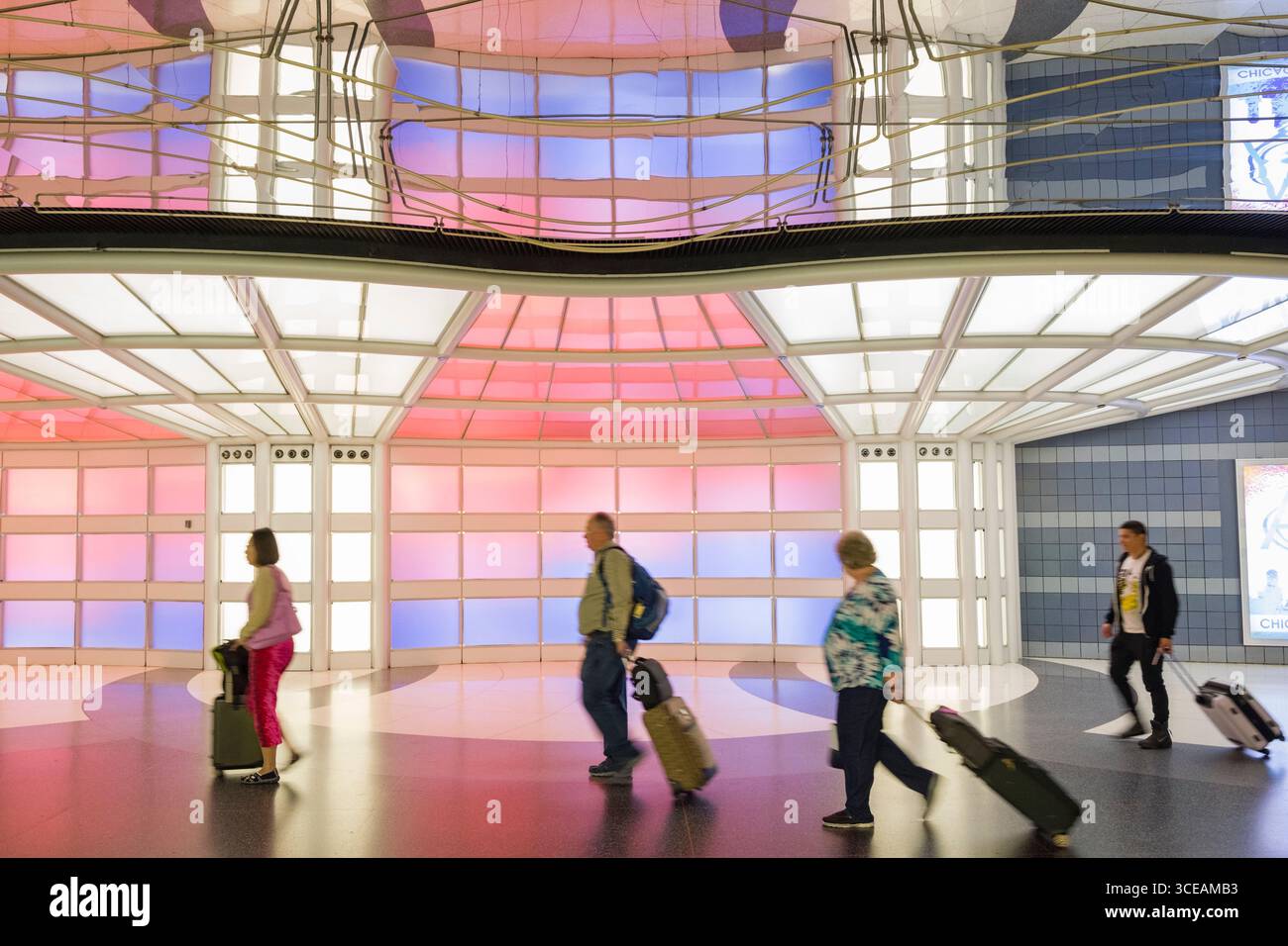 Passagiere vorbei gehen. Bunt beleuchtete Panels im Tunnel mit einem Neon-Installation mit dem Titel Himmel liegt die Grenze (1987), die von der kanadischen Künstlerin Mi beleuchtet Stockfoto