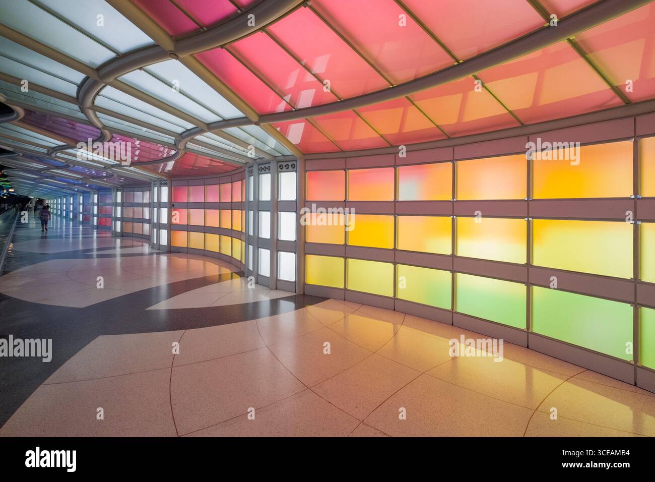 Bunt beleuchtete Panels im Tunnel beleuchtet mit einem Neon-Installation mit dem Titel Himmel liegt die Grenze (1987), die von der kanadischen Künstler Michael Hayden anschließen Stockfoto