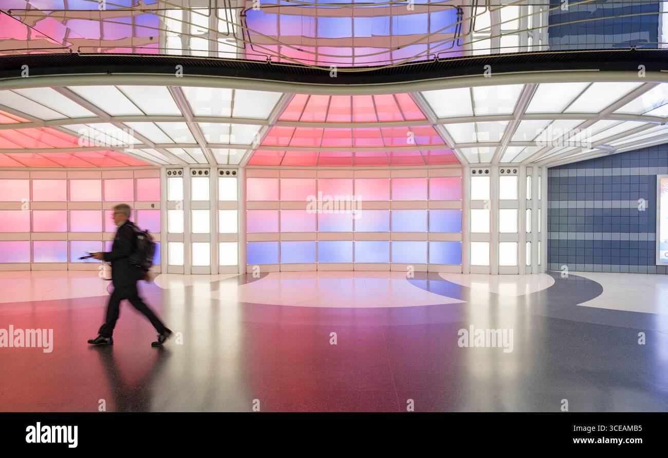 Passagiere vorbei gehen. Bunt beleuchtete Panels im Tunnel mit einem Neon-Installation mit dem Titel Himmel liegt die Grenze (1987), die von der kanadischen Künstlerin Mi beleuchtet Stockfoto