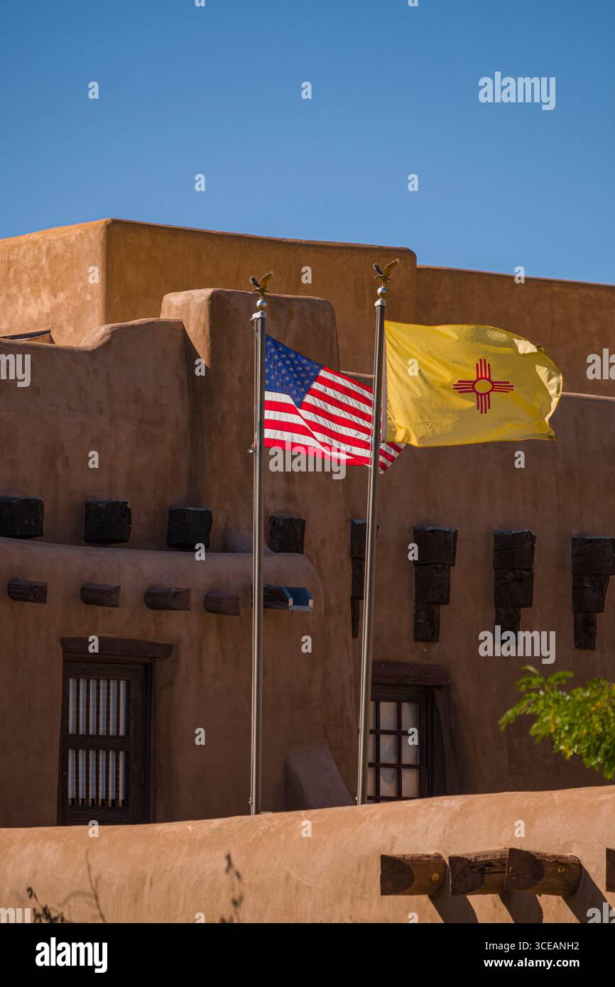 Vereinigten Staaten und die Flagge New Mexico Flagge über das New Mexico Museum der Kunst, Santa Fe, Santa Fe County, New Mexico, USA Stockfoto