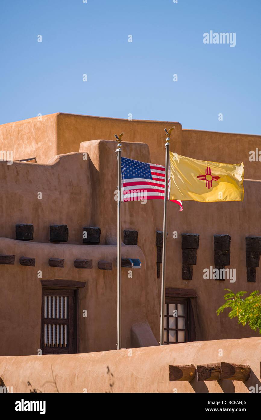 Vereinigten Staaten und die Flagge New Mexico Flagge über das New Mexico Museum der Kunst, Santa Fe, Santa Fe County, New Mexico, USA Stockfoto