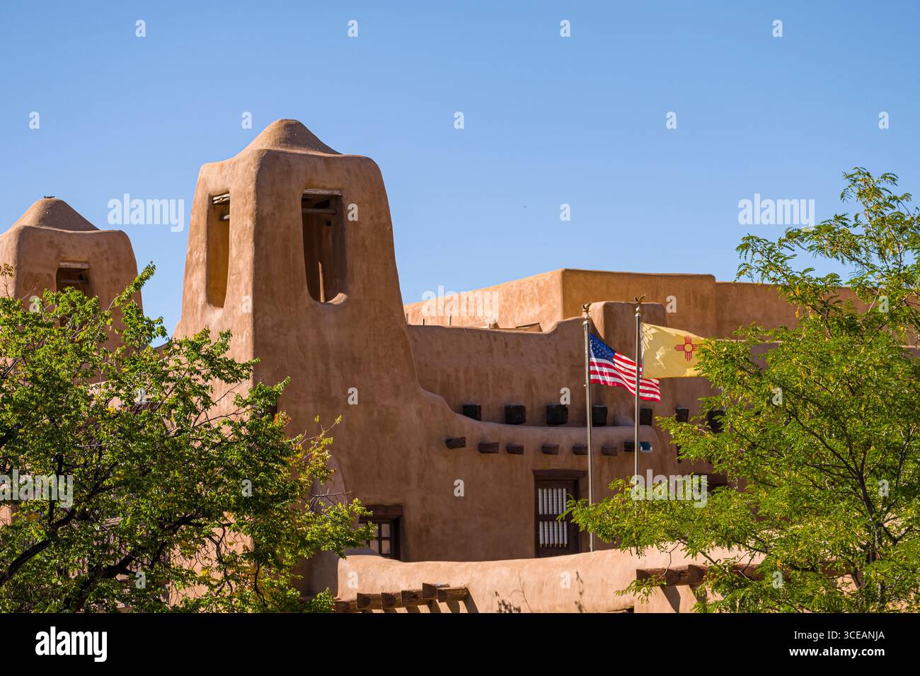 Vereinigten Staaten und die Flagge New Mexico Flagge über das New Mexico Museum der Kunst, Santa Fe, Santa Fe County, New Mexico, USA Stockfoto