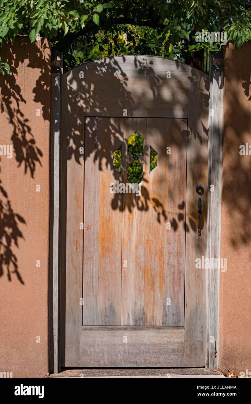Verwitterte verzierten Holztür in Adobe Wall, Canyon Road, Santa Fe, Santa Fe County, New Mexico, USA Stockfoto
