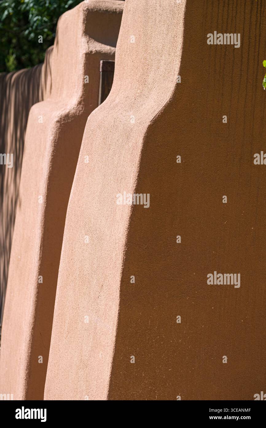 Detail von Adobe Wall, Canyon Road, Santa Fe, Santa Fe County, New Mexico, USA Stockfoto