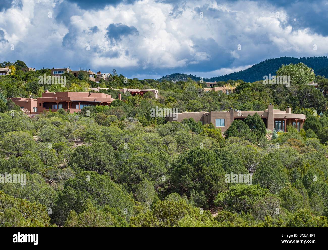 Luxus Wohnungen unter Bäumen am Hang oberhalb von Santa Fe, Santa Fe County, New Jersey, USA Stockfoto