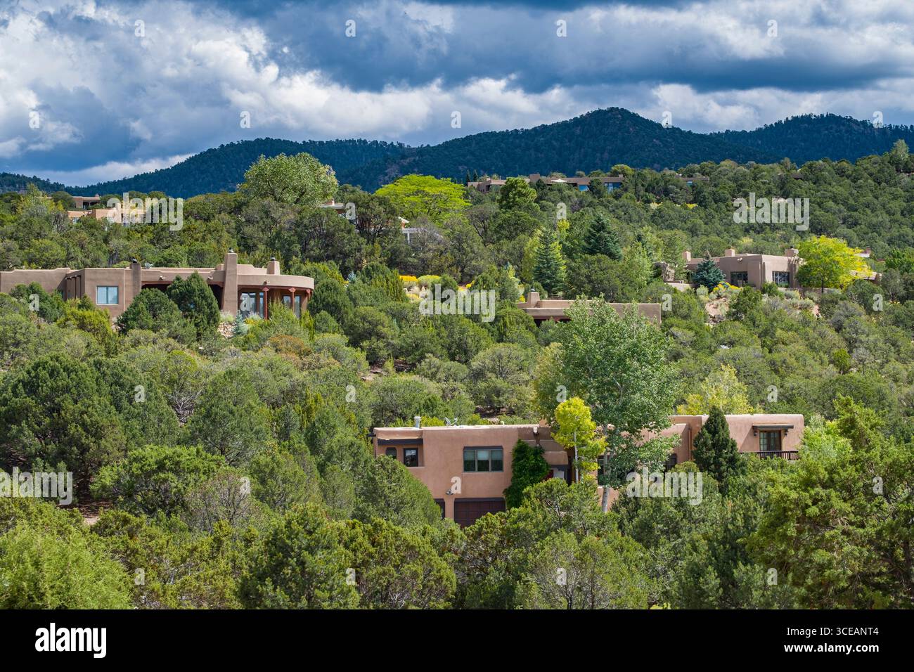 Luxus Wohnungen unter Bäumen am Hang oberhalb von Santa Fe, Santa Fe County, New Jersey, USA Stockfoto