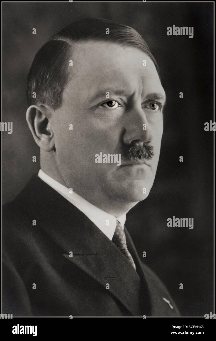 ADOLF HITLER 1933 Vintage Historic NSDAP Offizielle Propaganda Porträt von Adolf Hitler „der Befreier von ganz Deutschland“ Adolf Hitler am 30. Januar 1933 zum Bundeskanzler ernannt Stockfoto