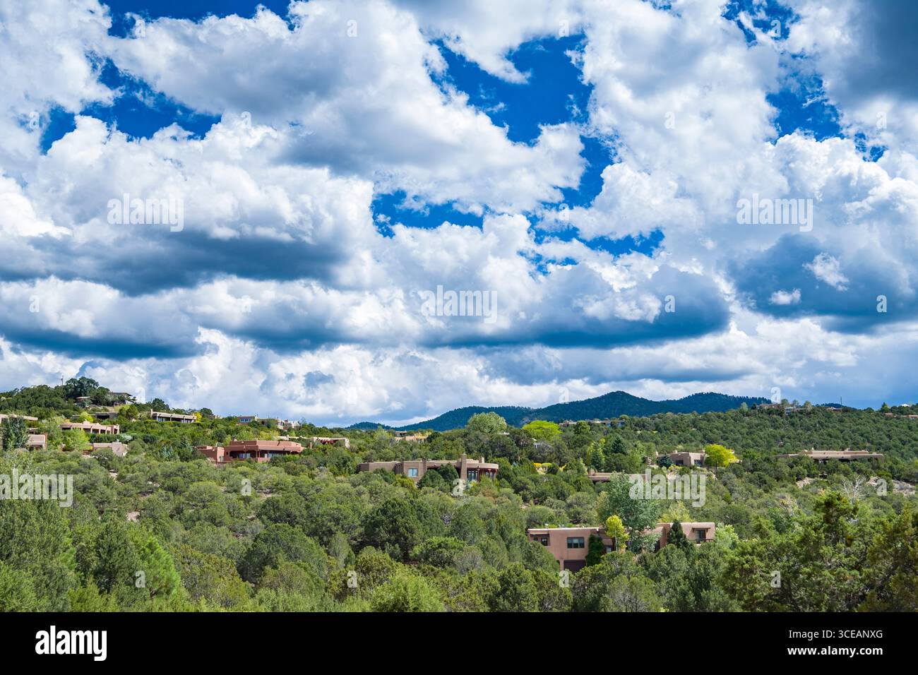 Luxus Wohnungen unter Bäumen am Hang oberhalb von Santa Fe, Santa Fe County, New Jersey, USA Stockfoto
