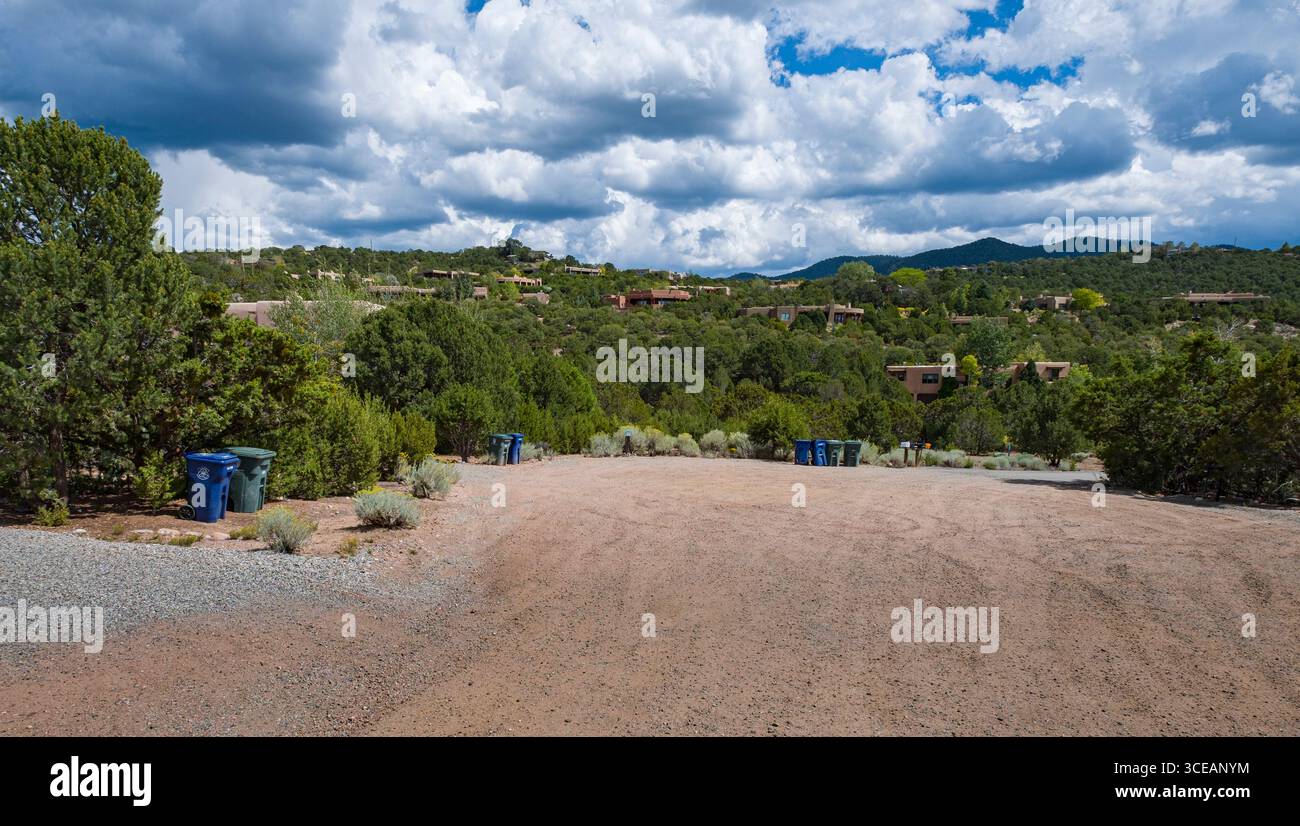 Kies Auffahrt mit Kunststoff Mülleimer, Arenal Hof, Santa Fe, Santa Fe County, New Mexico, USA Stockfoto