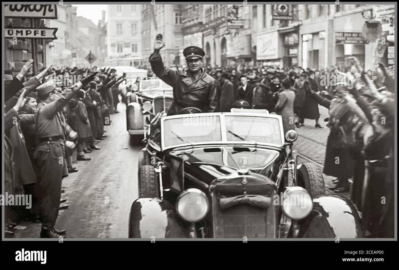 Reichsminister Hans Frank (1900–1946) fotografiert am 1. Januar 1938 in Graz. Frank war ausgebildeter Jurist und früheres Mitglied der NSDAP, wurde ein prominenter Rechtsberater Adolf Hitlers und diente später als Generalgouverneur des besetzten Polens während des Zweiten Weltkriegs. Zur Zeit dieses Fotos, das kurz nach dem Anschluss in Österreich aufgenommen wurde, hatte Frank die Position des Reichsministers ohne Portfolio inne und war eng an der Konsolidierung der NS-Macht beteiligt. Nach dem Krieg wurde er in Nürnberg angeklagt, wegen Kriegsverbrechen und Verbrechen gegen die Menschlichkeit verurteilt und 1946 hingerichtet. Stockfoto